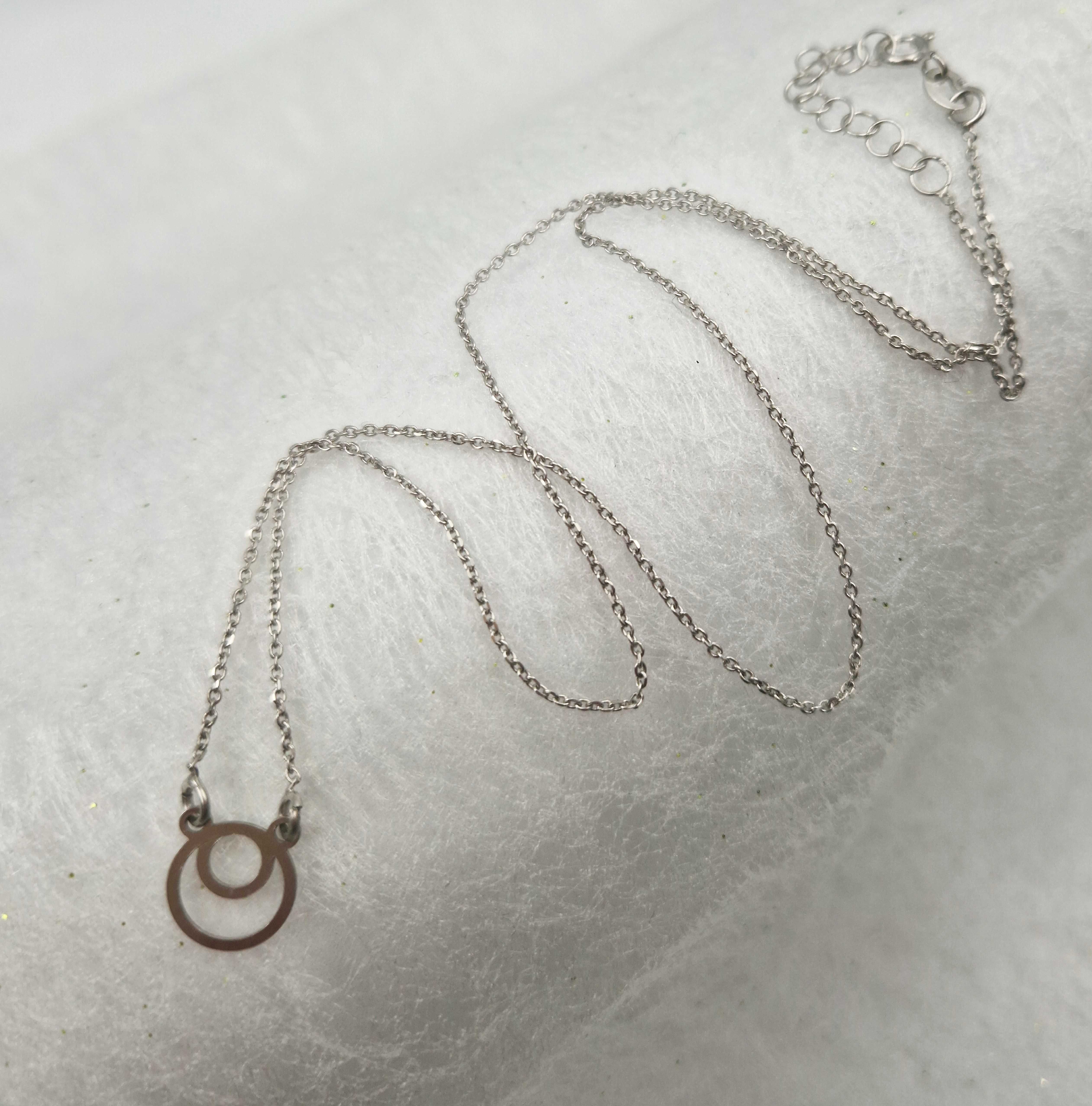 Delikatny srebrny łańcuszek z przywieszką -kółko 1,65g P925