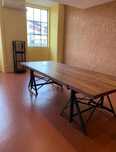 Mesa de madeira retangular de refeições e pés de ferro.