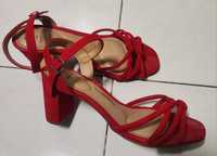 Sandália de salto vermelha