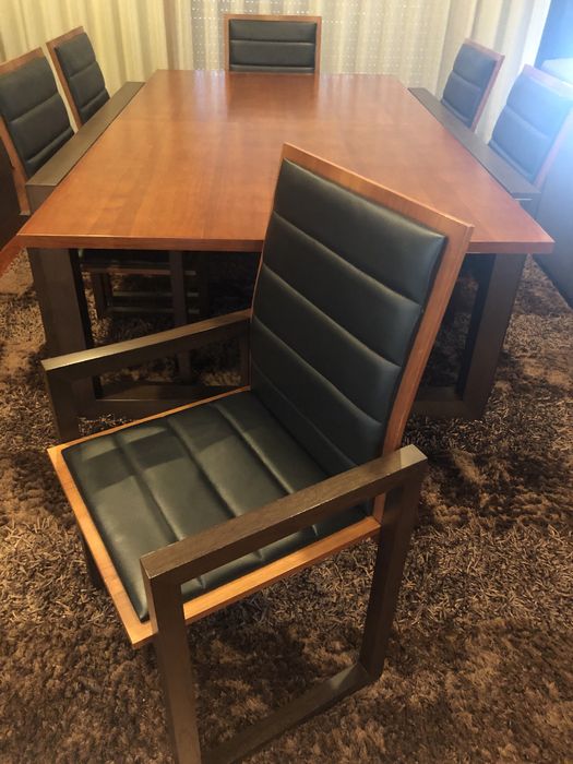 Mesa e 6 cadeiras em cerejeira e benguê da Cubiplan