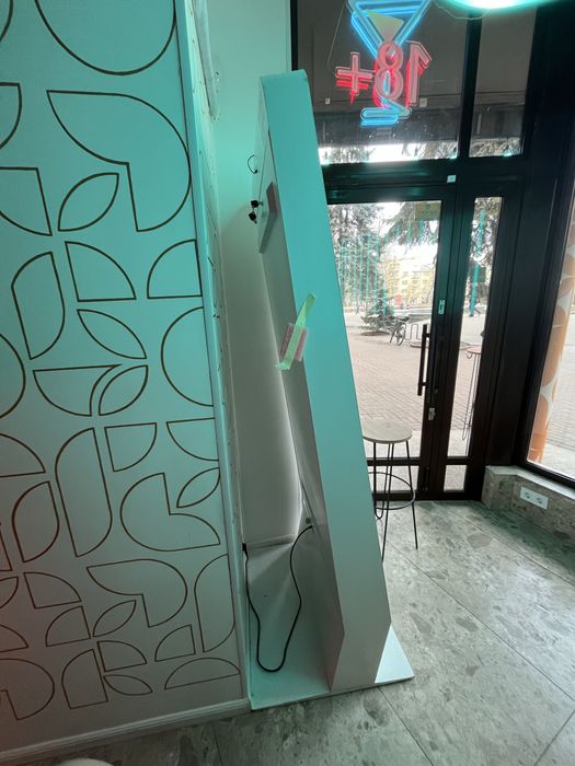 Медійна сенсорна стійка, монітор, рекламна панель