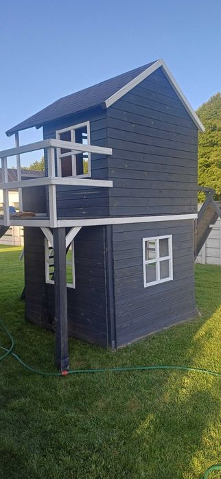 Drewniany domek dla dzieci ze zjeżdżalnią