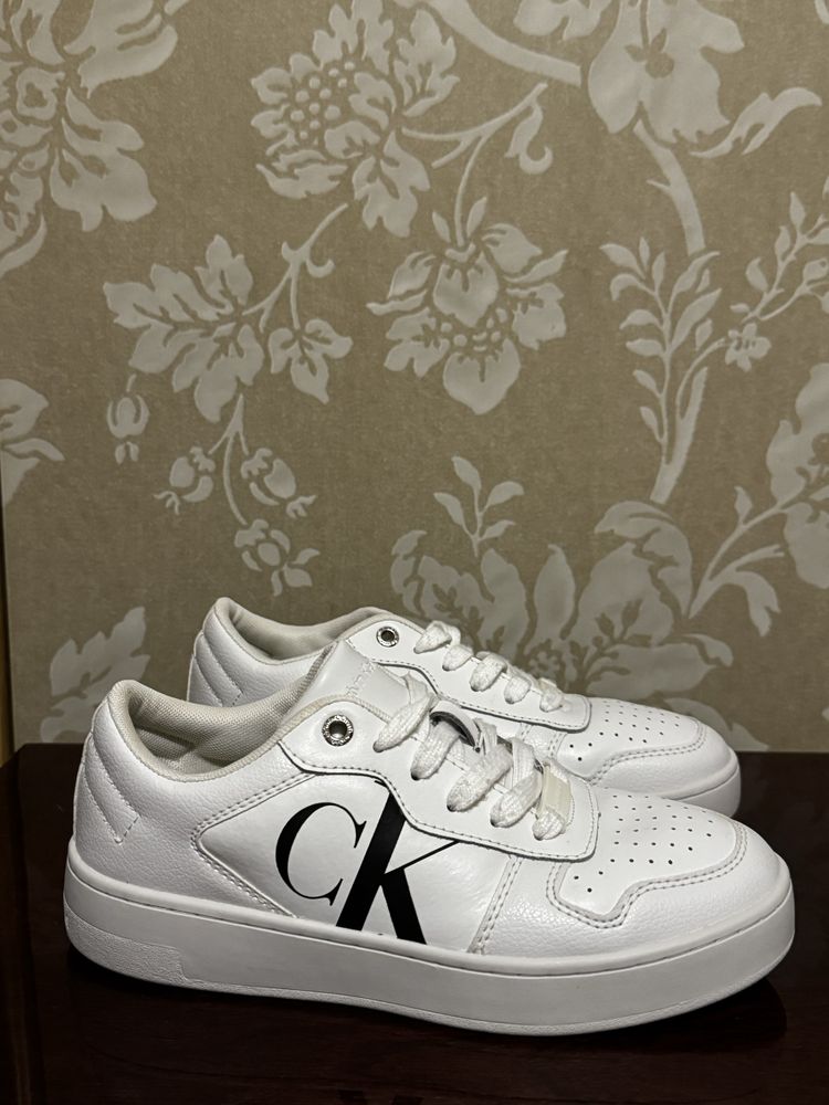 Продам білі снікерси Calvin Klein Jeans. Оригинал.
