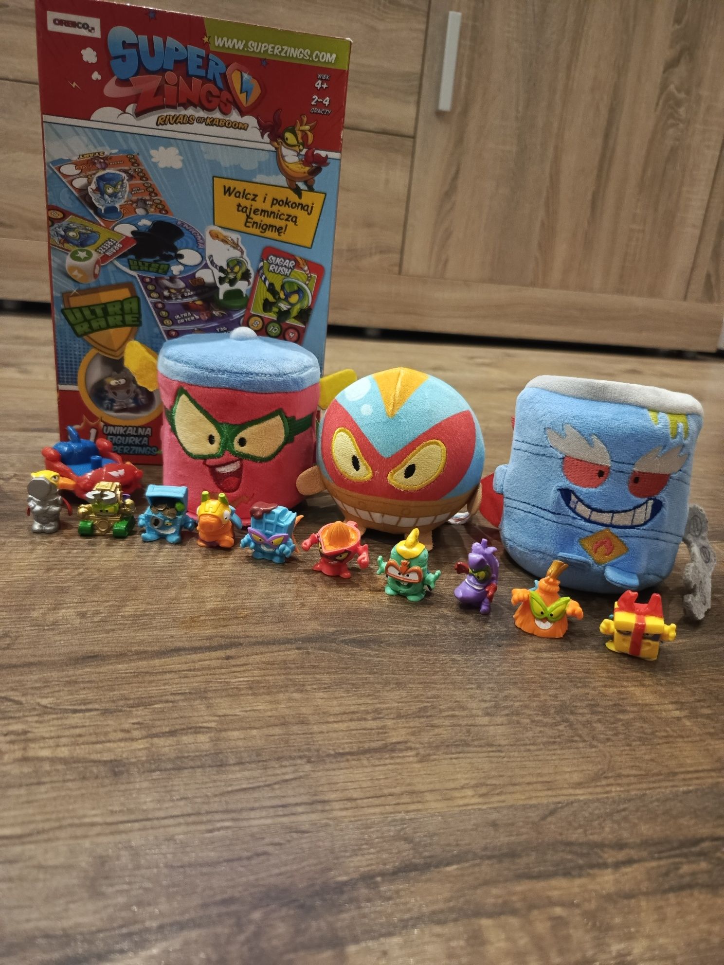 Super zings zestaw : gra z figueką + 10 figurek + pojazd + 3 pluszaki