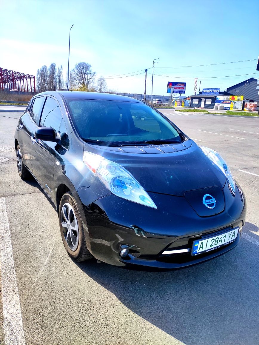 Nissan leaf 2015 з чудовою батареєю.