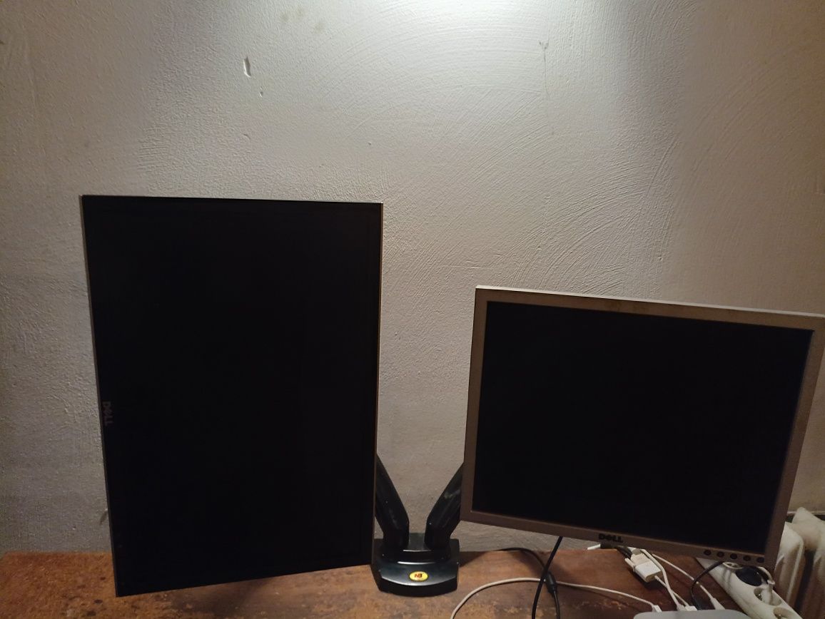 Uchwyt na dwa monitory, dodatkowo dwa monitory Dell 19 i Dell 22