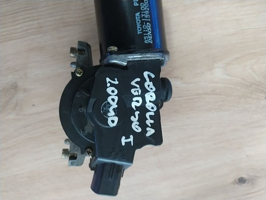 Silniczek wycieraczek Toyota Corolla Verso 01-04 Przód