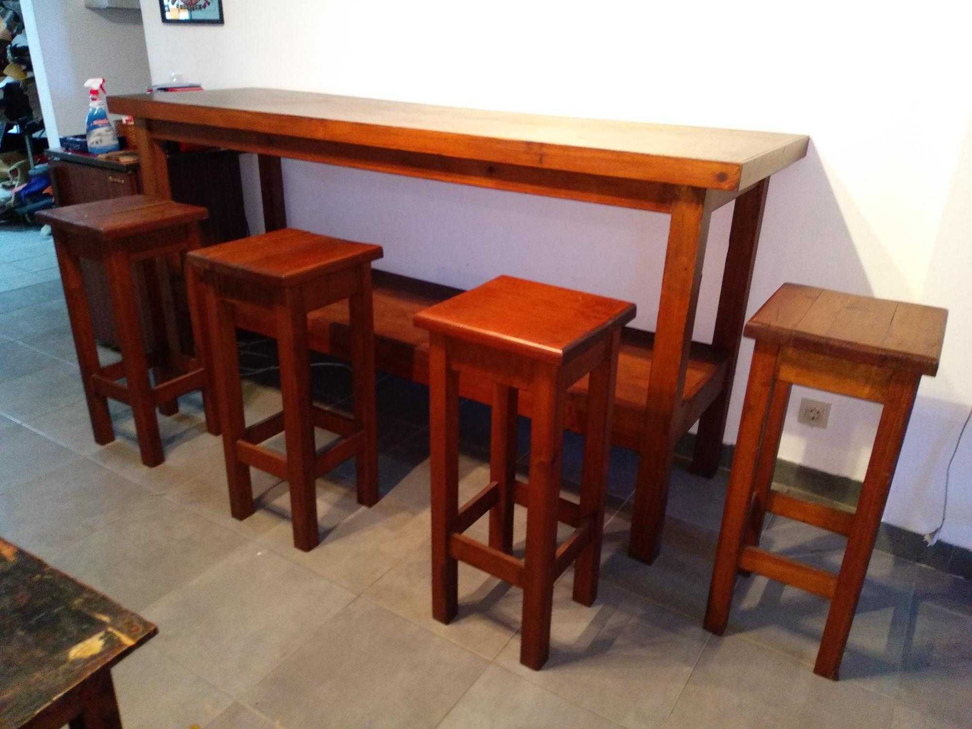 Balcão-Mesa alto com 4 bancos em madeira