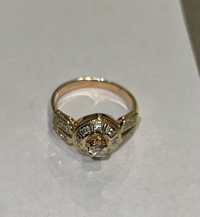 Золотое кольцо с природными бриллиантами