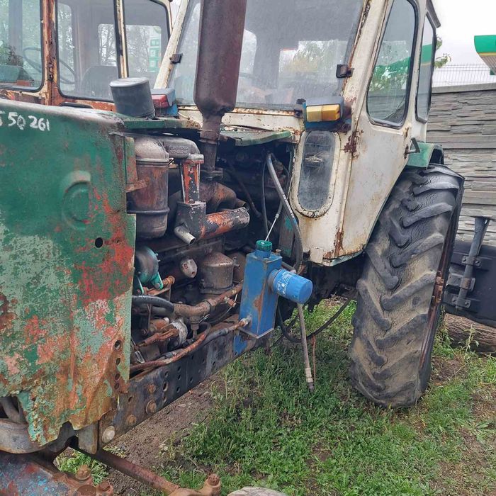 Трактор ЮМЗ 6 в робочему стані