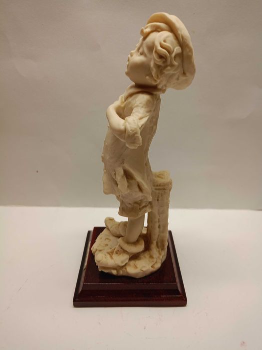 G. Armani ,sygnowana figura ,, Śpiewak" mahoń Capodimonte-sygnowana