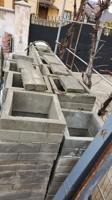 Стовбчики бетонні порожнисті  для паркану