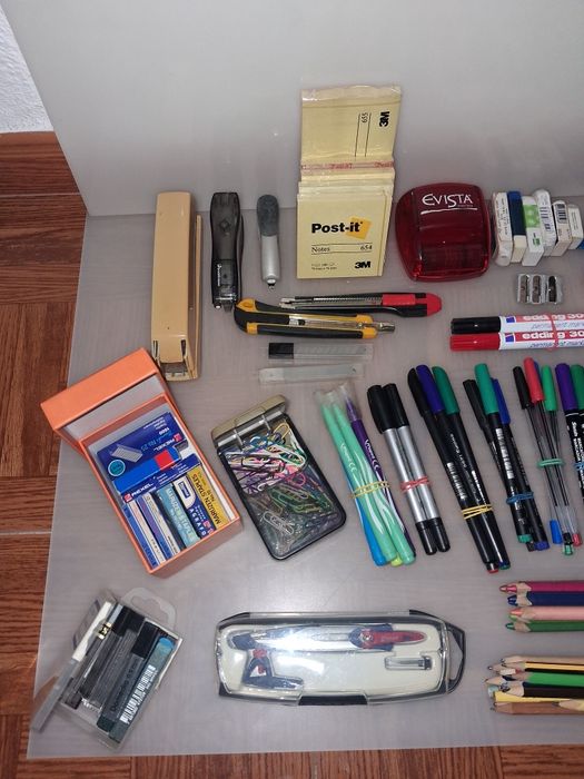 Diverso Material Escolar e de Escritório