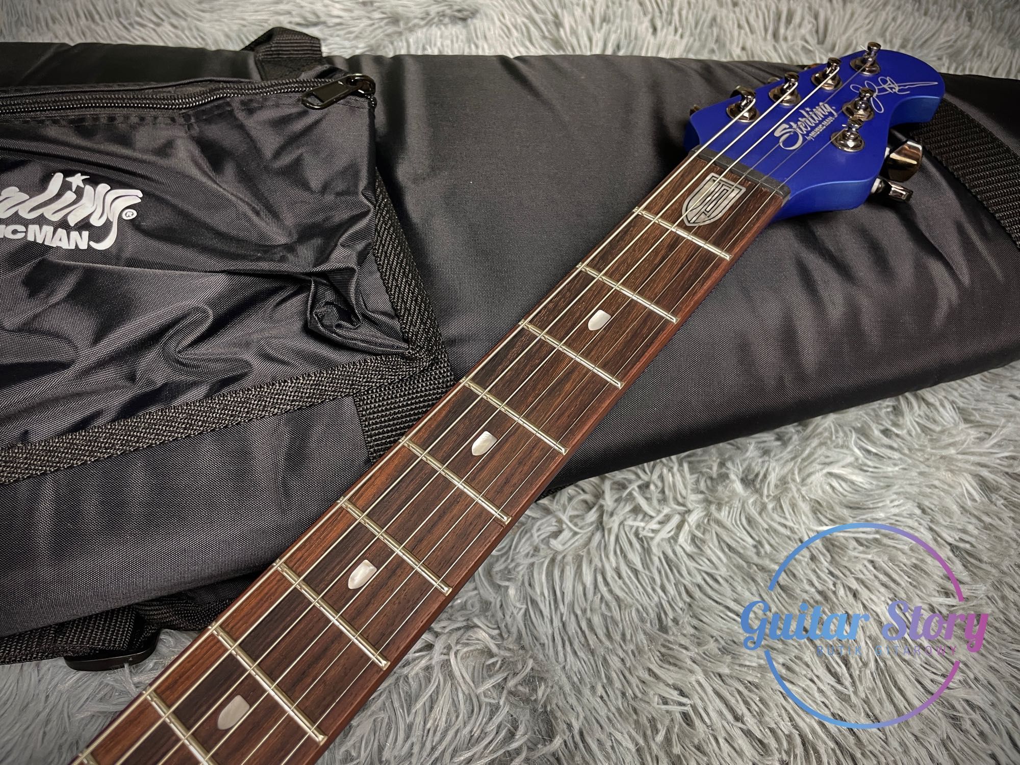 Music Man Sterling MAJ100 Siberian Sapphire + gigbag