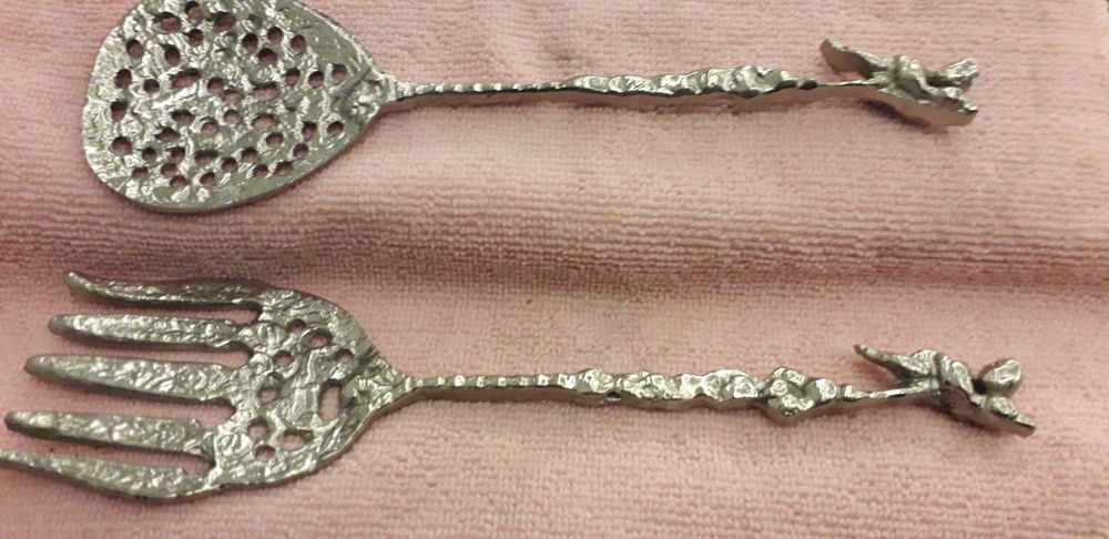Talheres (3) com querubim, em metal prateado, muito antigos