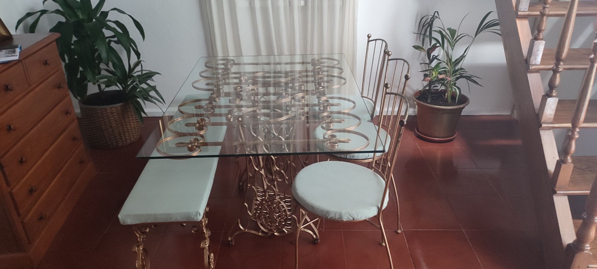 Mesa de ferro e vidro  banco e cadeiras