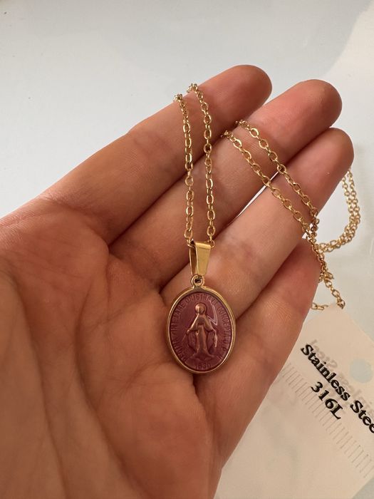 Colar com simbolo rosa