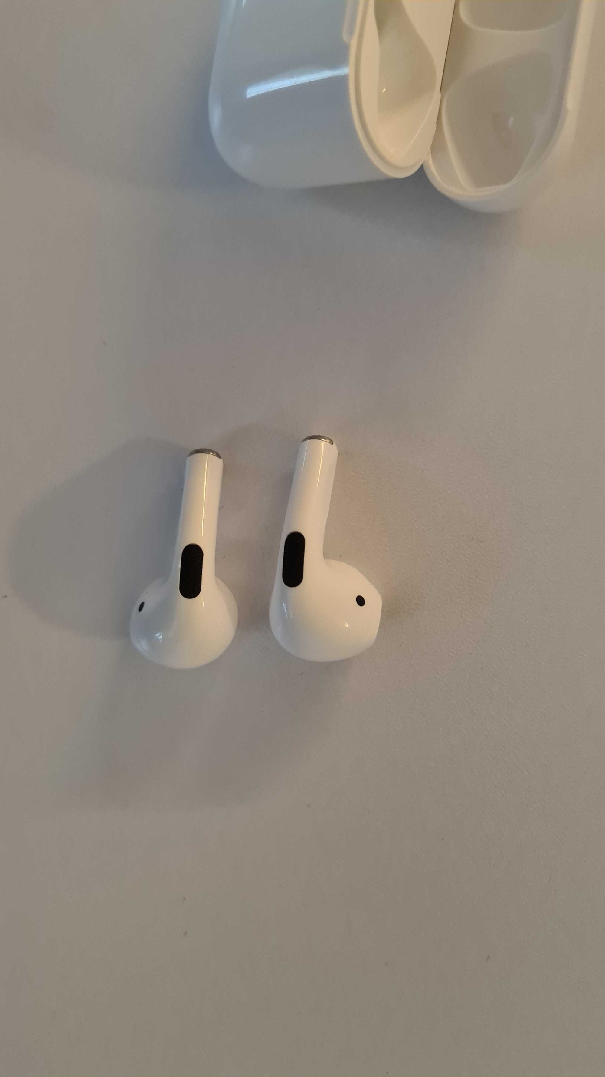 Nowe białe słuchawki bezprzewodowe bluetooth