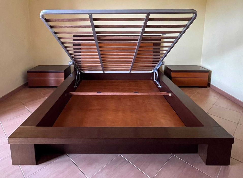 Cama casal, Mesas de cabeceira e Estrado