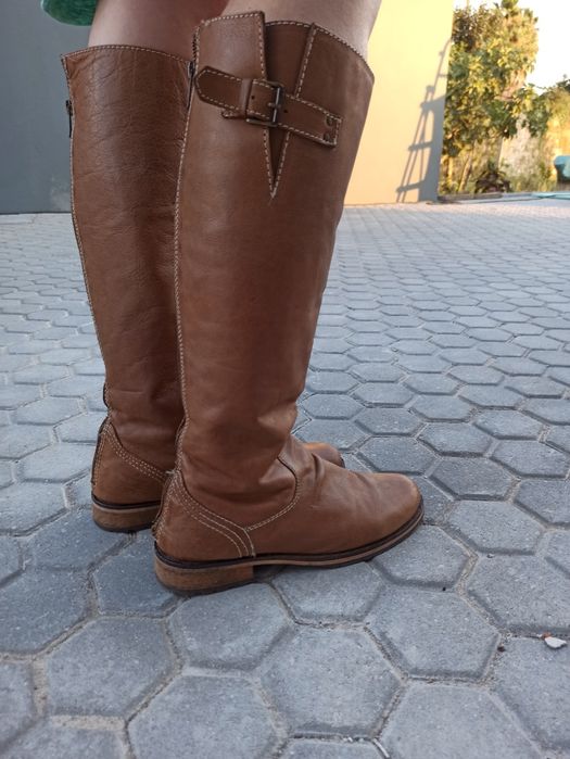 Botas pele pretas 37 e castanhas 38