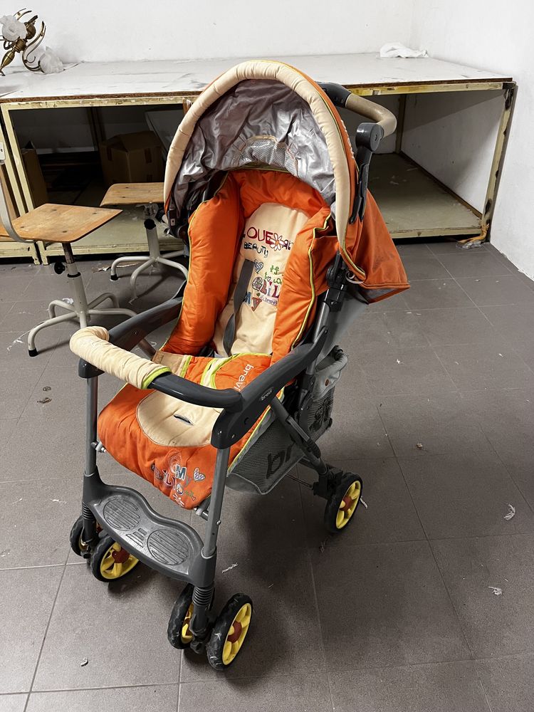 Carrinho de bebe e cadeira para a mesa