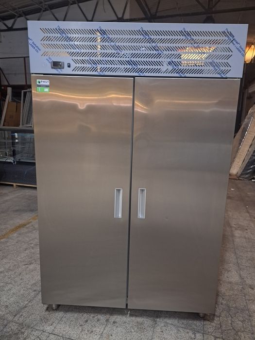 Este é um refrigerador de carne para armazenar carne. Está funcionando