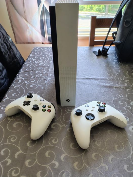 (Troco) Xbox One S 1TB + 2 Comandos + 30 Jogos