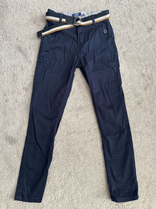 Spodnie chłopięce z paskiem Chinosy Okaidi 128