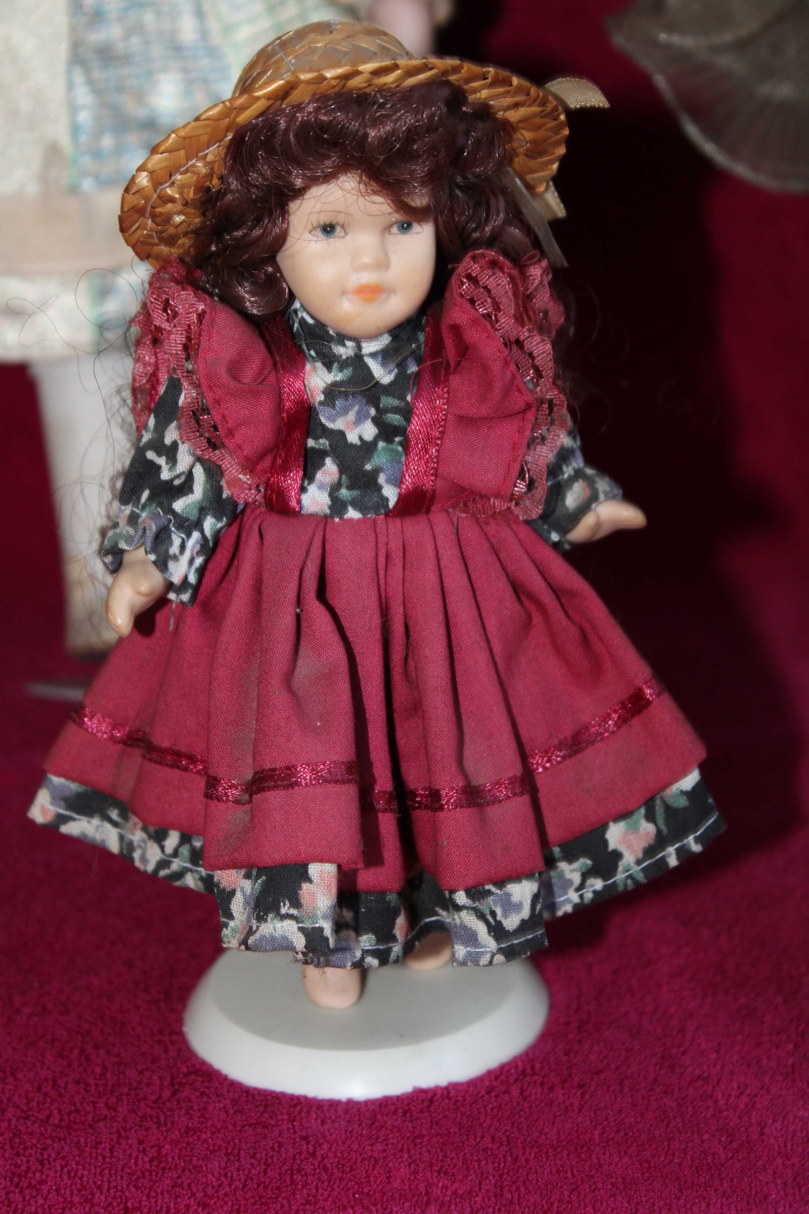 Kolekcjonerska lalka porcelanowa na stojaku"