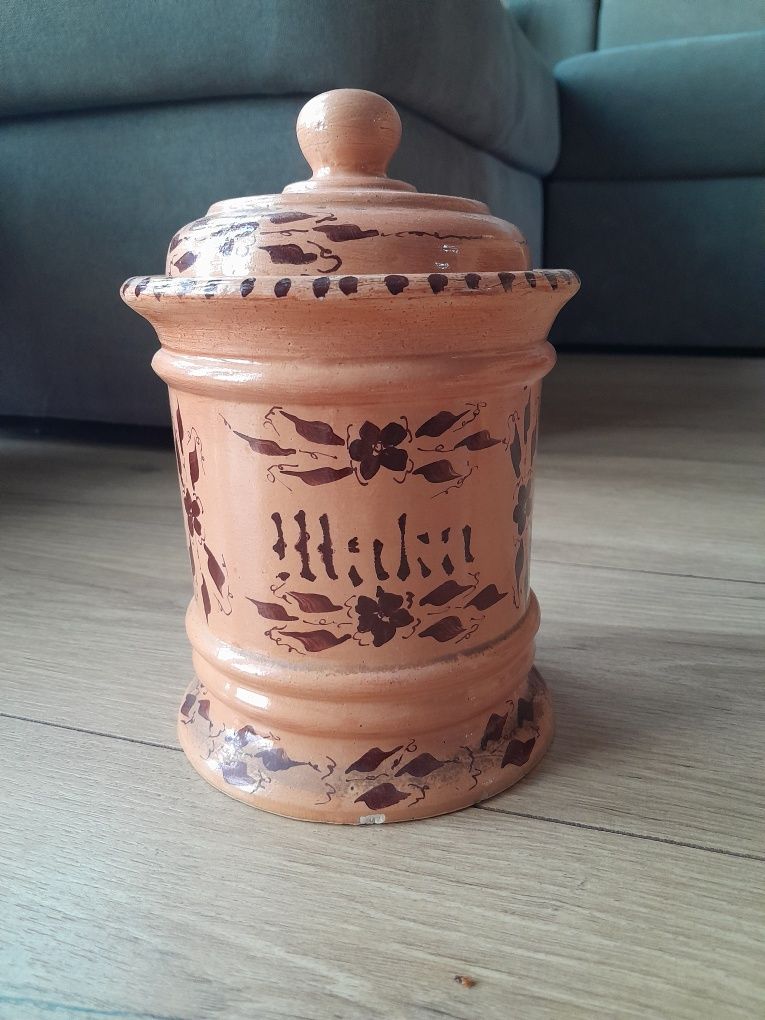 Stary pojemnik na mąkę
