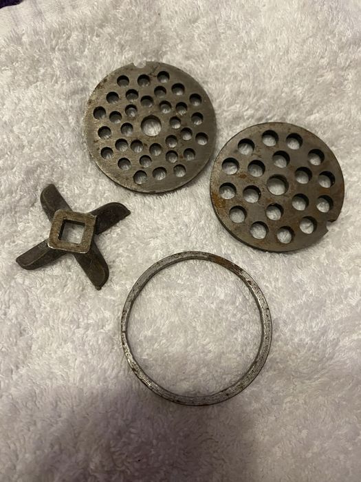 Электросмясорубка с разными насадками “Moulinex”и отдельно ножи, сетки