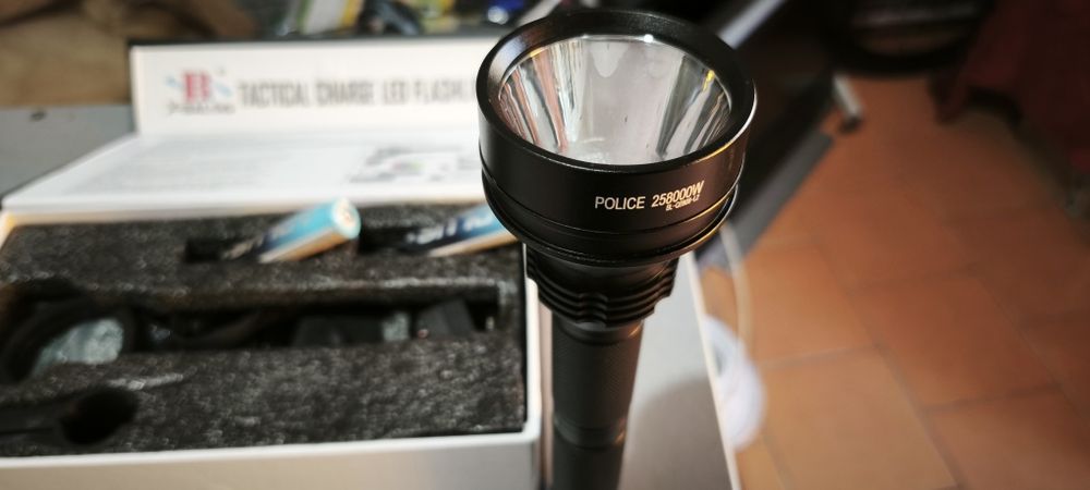 Потужний ліхтарик з кріпленням на рушницю та виносною кнопкою.