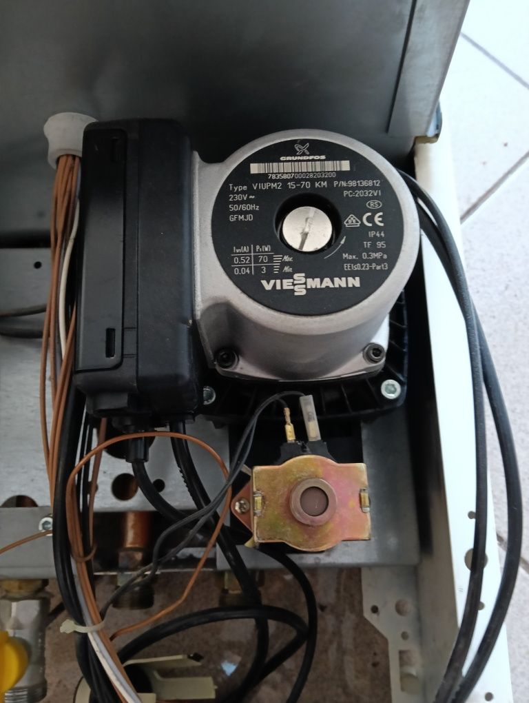 Pompa obiegowa Grundfos VIESSMANN i inne części.