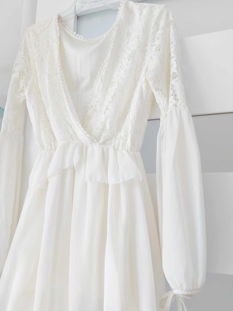 Biała/ ecru zwiewna sukienka z koronką