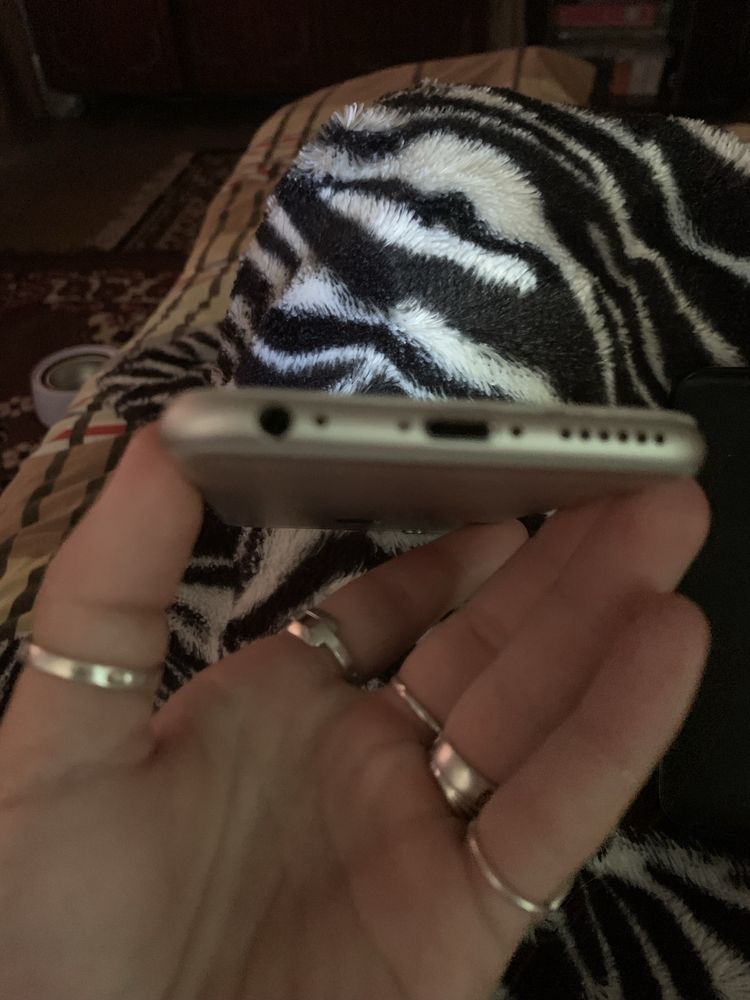 Телефон iPhone 6s в сірому кольорі