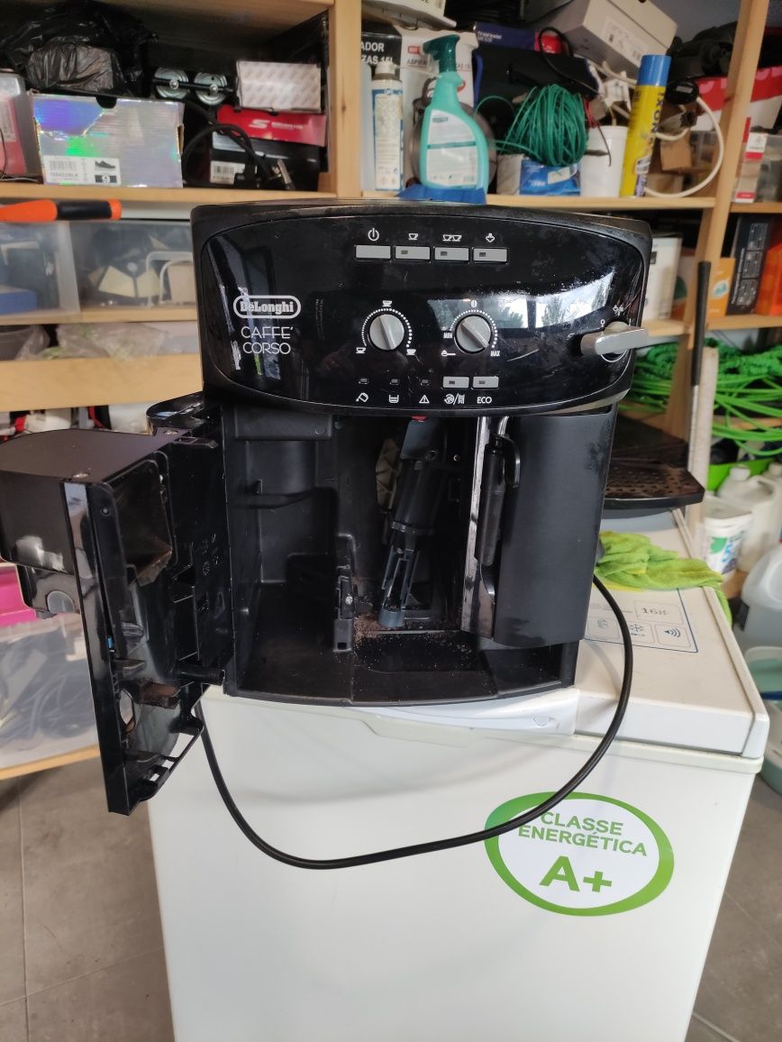 Máquina café automática com pequena avaria fácil de reparar