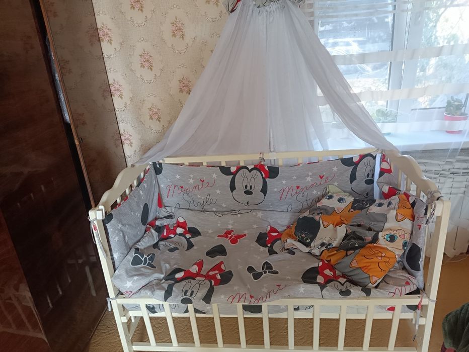 Дитяча ліжко з маятником.