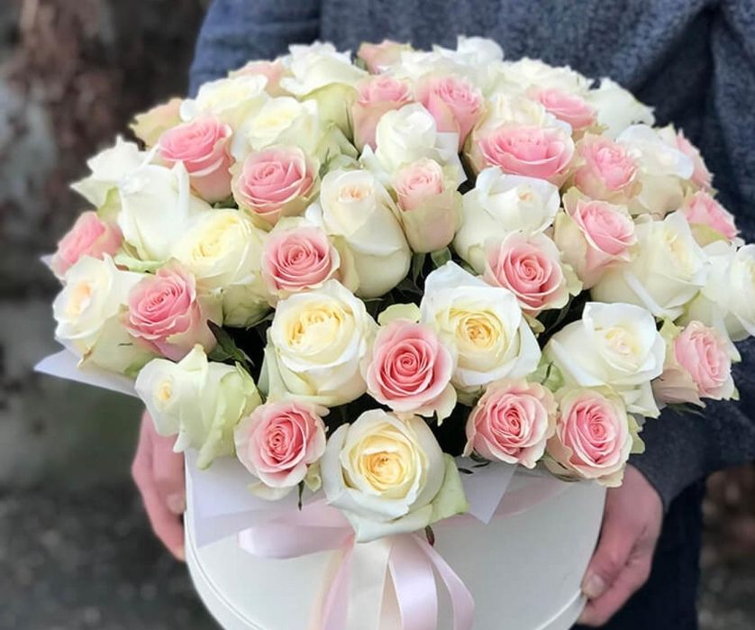 Квіти в коробках та корзинах