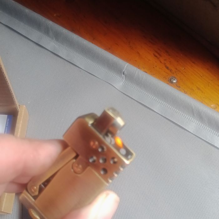 Бензиновая зажигалка