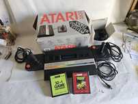Atari com caixa e jogos