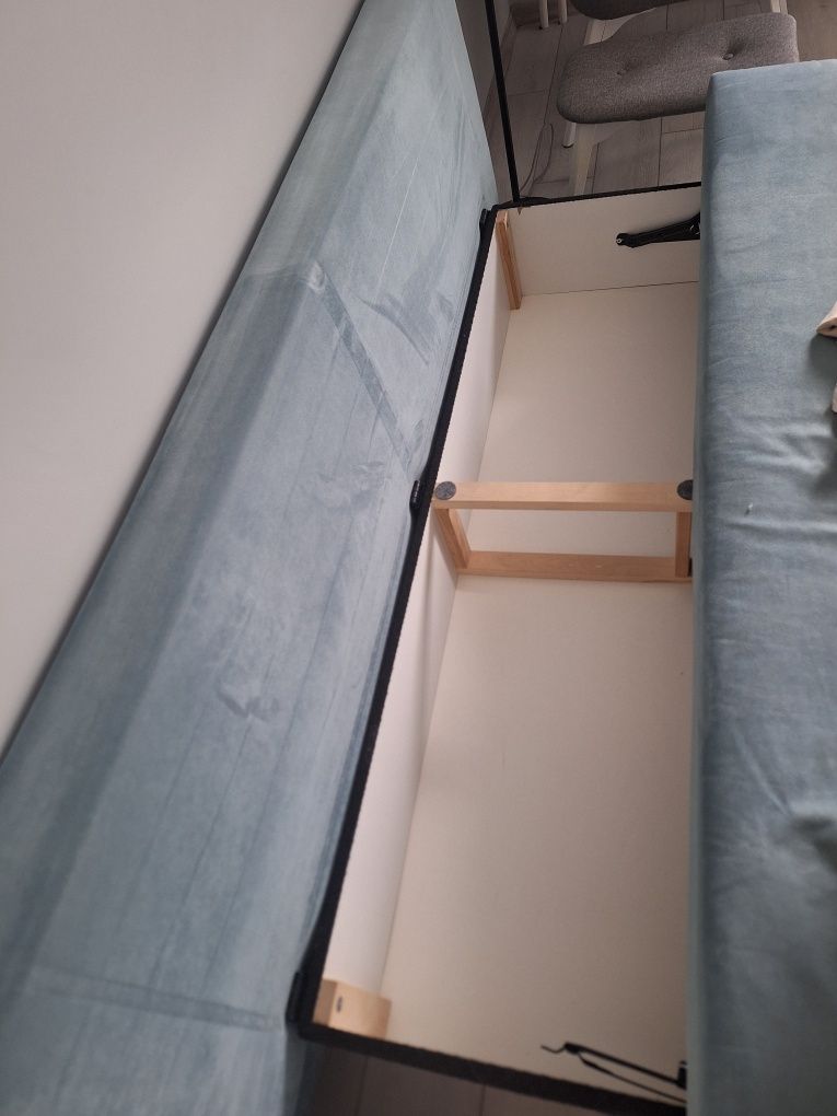 Sofa błękitna z poduszkami