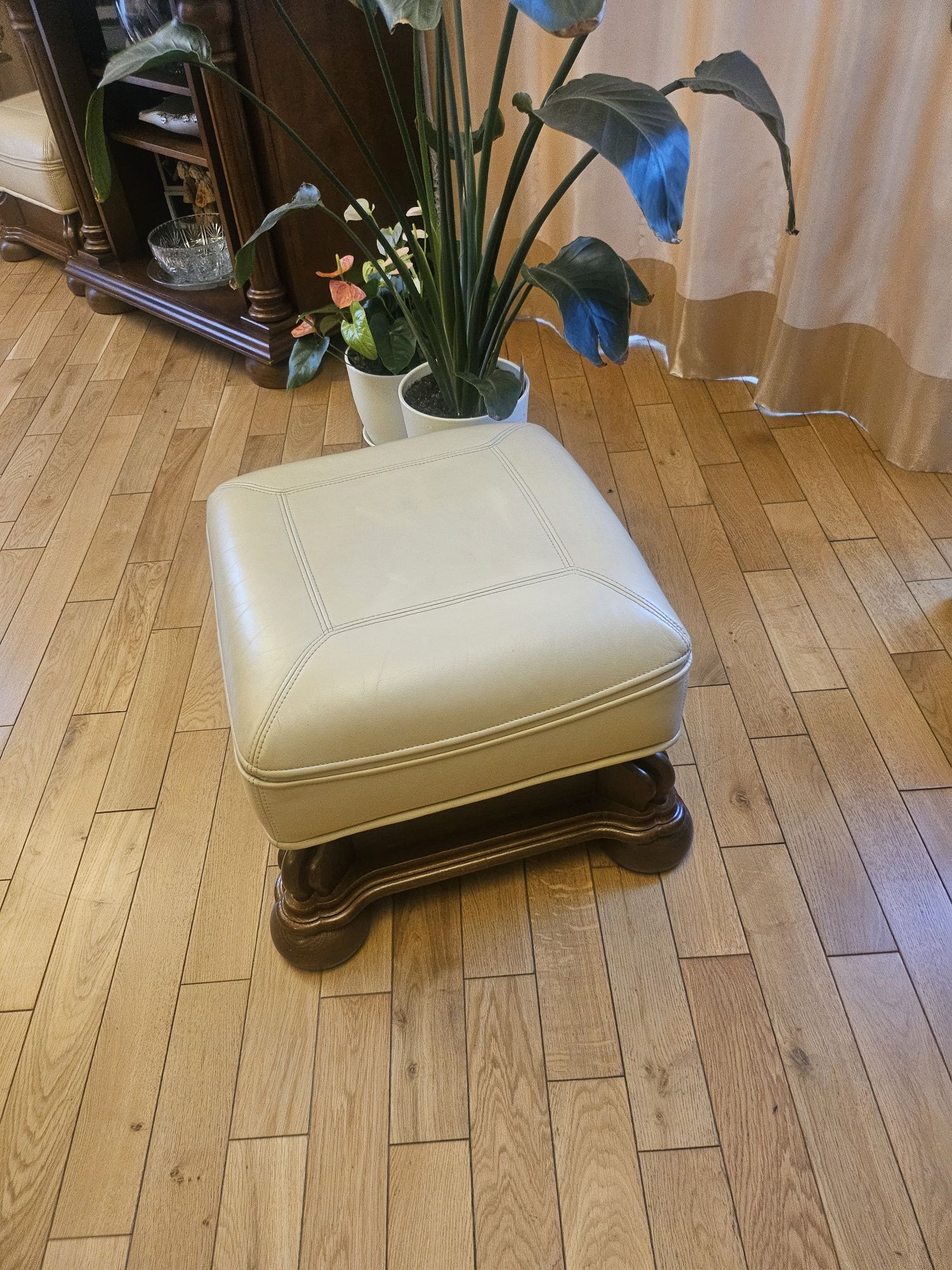 Sofa dwa fotele dwie pufa Kler skóra