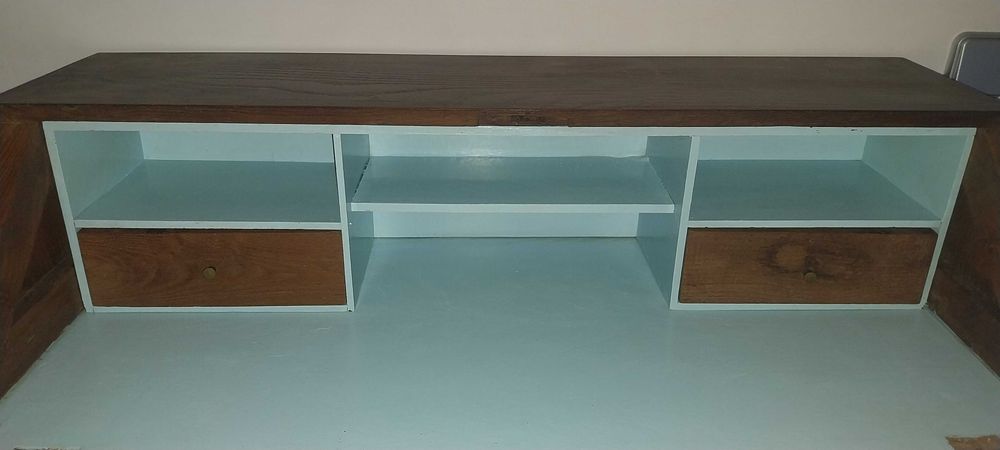 Cabide antigo, mesas apoio, cabeceiras, Roupeiro PAX, escrivaninha.