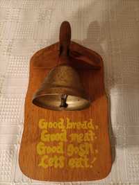 Stary mosiężny dzwonek zapraszający do spożycia posiłku