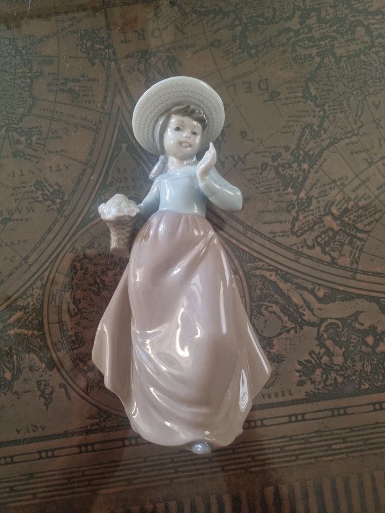 Porcelana Nao LLadro/Hiszpania  - figurka dziewczyny