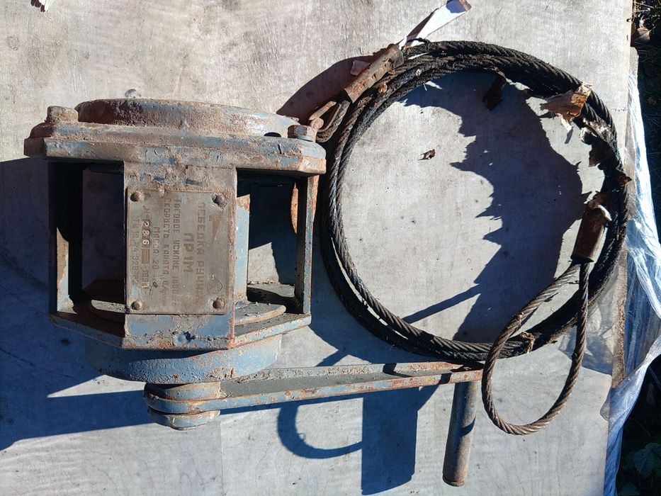 Лебідка ручна ЛР1М з тросом та гаком.