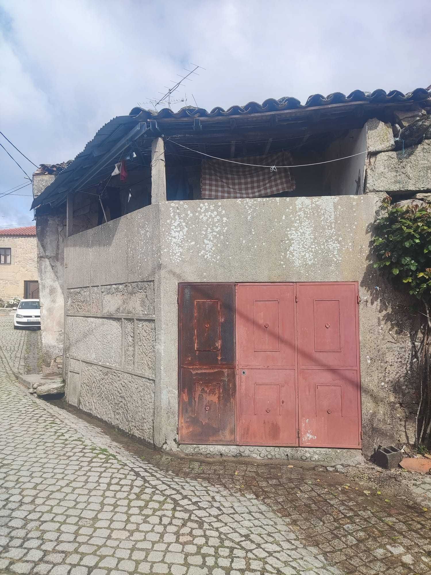 Moradia em pedra com garagem