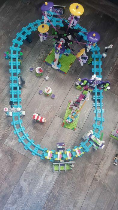 Lego Friends kolejka górska z wesołym miasteczkiem