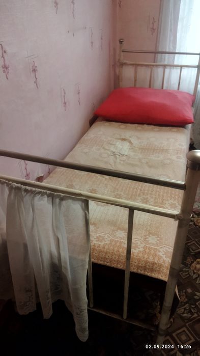 Кровать односпальная СССР металлическая с матрасом и подушкой