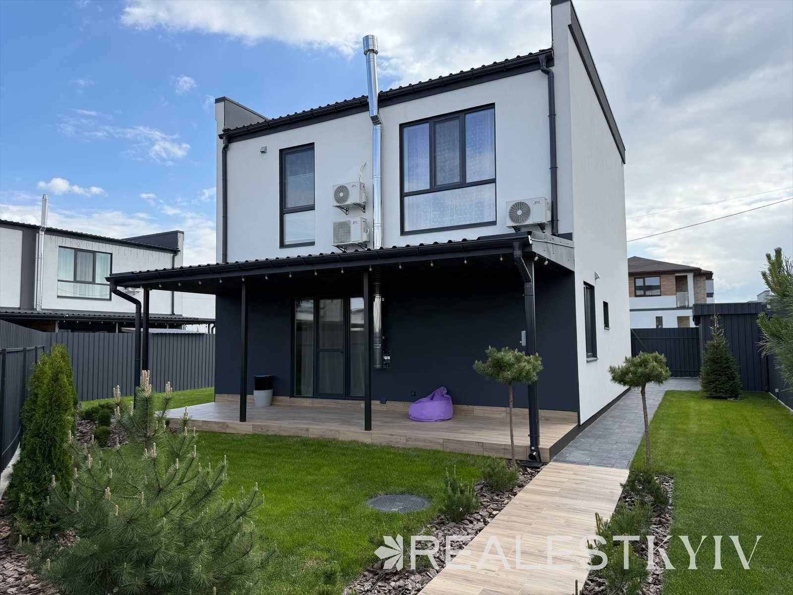 Сучасний будинок з ремонтом і меблями на Осокорках (Osokor Residence)